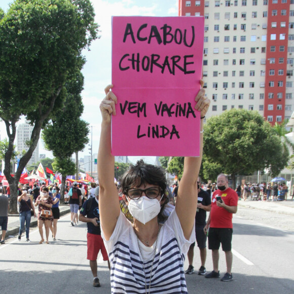 Maria Ribeiro cobra vacina para todos em manifestação