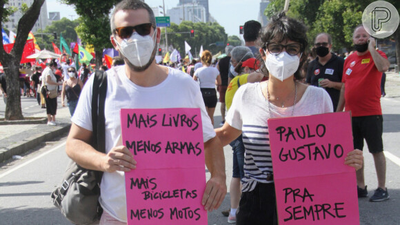Maria Ribeiro vai à manifestação com cartaz sobre Paulo Gustavo, em 29 de maio de 2021