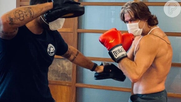 Fábio Assunção exibiu o corpo musculoso após um treino de luta