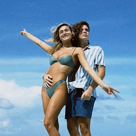 De biquíni, Sasha Meneghel posou com o marido, João Figueiredo, em lua de mel nas Maldivas
