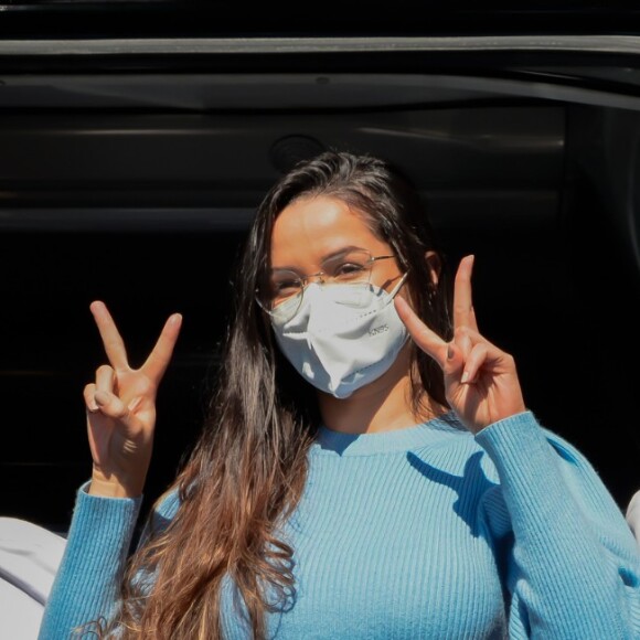 No Rio, Juliette chegou com um look monocromático