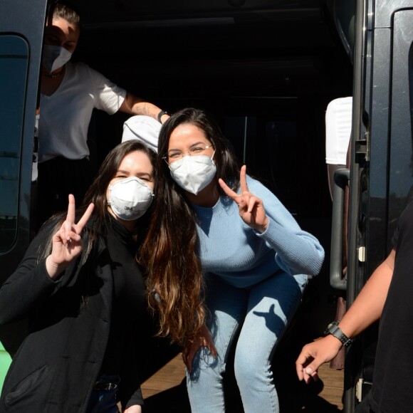 Juliette usou uma calça jeans na mesma tonalidade da blusa