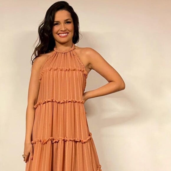 Juliette apostou em um vestido longo e fluido de quase R$ 3 mil para sua participação na live de Gilberto Gil