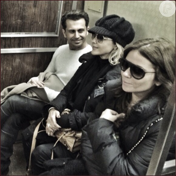 Giovanna Antonelli e Guilhermina Guinle andam de metrô com Leonardo Antonelli, em 19 de novembro de 2014