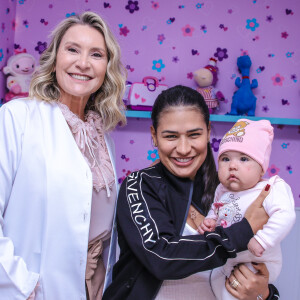 Simone posa com a filha, Zaya, e a pediatra da bebê, Lilian