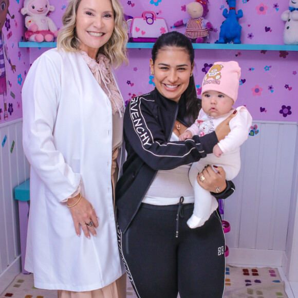 A cantora Simone usando look de inverno avaliado em R$ 5mil
