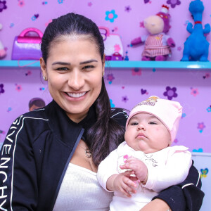 Simone usa look de frio grifado de R$ 5 mil para levar filha caçula, Zaya, à pediatra