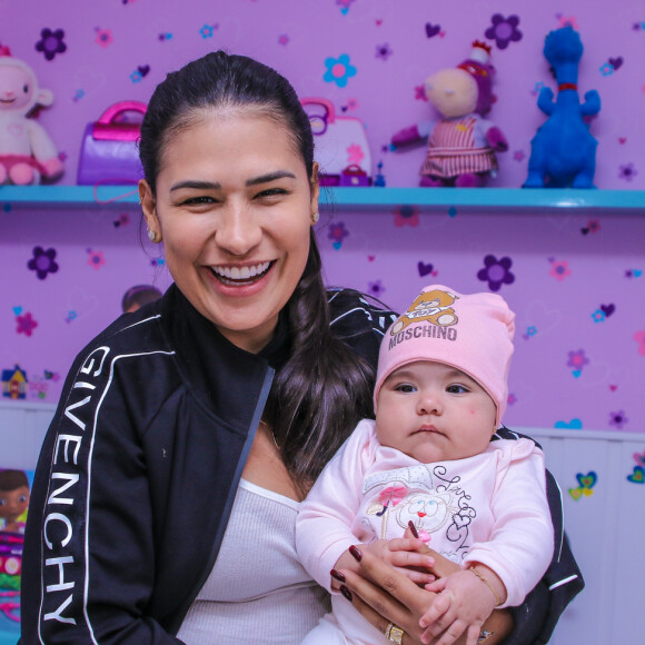 Filha de Simone, Zaya usou touca de frio da Moschino Kids