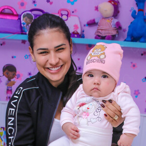 Simone usa look de frio grifado de R$ 5 mil para levar filha caçula, Zaya, à pediatra
