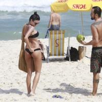 Thaila Ayala mostra marquinha na praia e Paulo Vilhena surfa homenageando Chorão