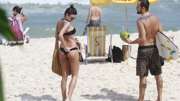 Thaila Ayala mostra marquinha na praia e Paulo Vilhena surfa homenageando Chorão