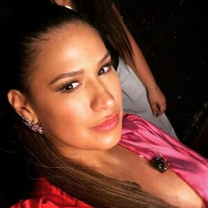 Simone brincou dizendo que a barriga parecia estar magra, mas que a realidade não era essa