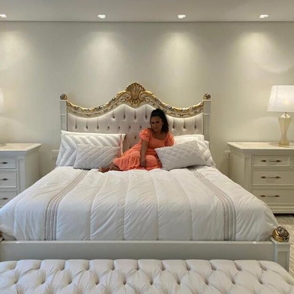 Simone estava deitada em sua cama