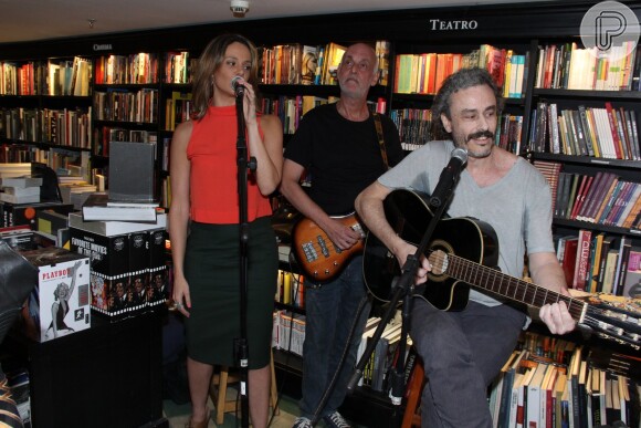Vanessa Gerbelli canta com Guilherme Fiuza no lançamento do livro de Maitê Proença