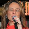 Vanessa Gerbelli canta com Guilherme Fiuza no lançamento do livro de Maitê Proença