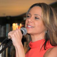 Vanessa Gerbelli canta em lançamento de livro de Maitê Proença no Rio de Janeiro