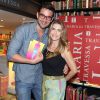 Maitê Proença recebe o ex-namorado Sergio Marone em lançamento de livro
