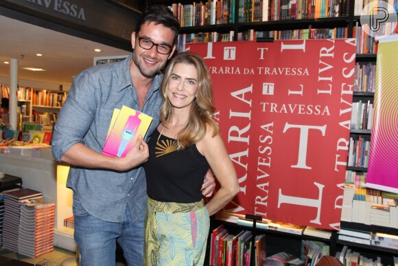 Maitê Proença recebe o ex-namorado Sergio Marone em lançamento de livro