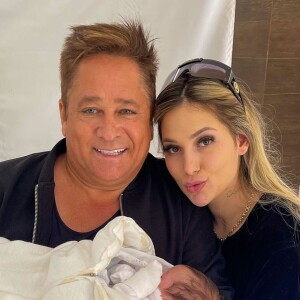 Cantor Leonardo posa com neta Maria Alice, filha de Virgínia Fonseca e Zé Felipe