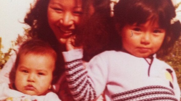 Sabrina Sato posta foto da infância e homenageia mãe e irmã
