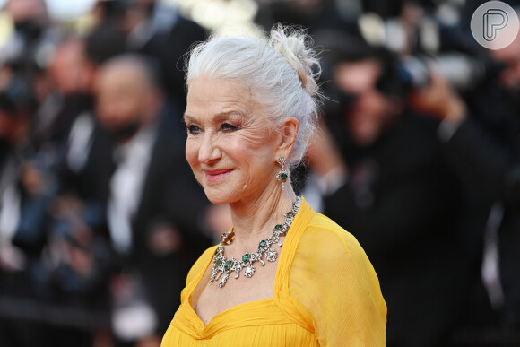 Atriz Helen Mirren usou joias maximalistas e exibiu os cabelos brancos