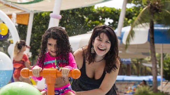 Samara Felippo brinca com a filha no carrossel - OFuxico