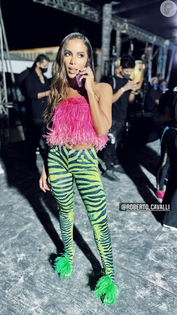 Anitta veste look com minissaia transparente de mais de R$ 14 mil