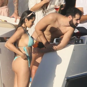 Juliette Freire conversa com amigos em lancha em praia do Rio