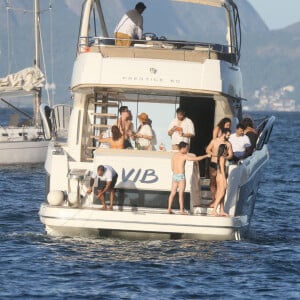 Juliette Freire curte lancha na praia da Urca, no Rio