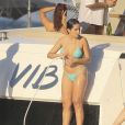 Juliette Freire toma banho de mangueira em barco no Rio