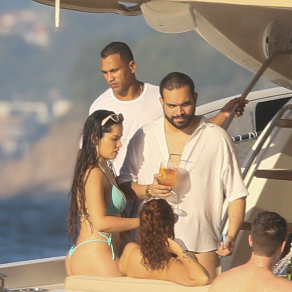 Juliette Freire conversa com amigos em barco
