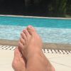 Nesta quinta-feira, 20 de novembro de 2014, Xuxa publicou em seu Instagram uma foto onde aparece com os pés livres, na beira da piscina de sua casa, no Rio: 'Sexto dia sem a botinha', festejou