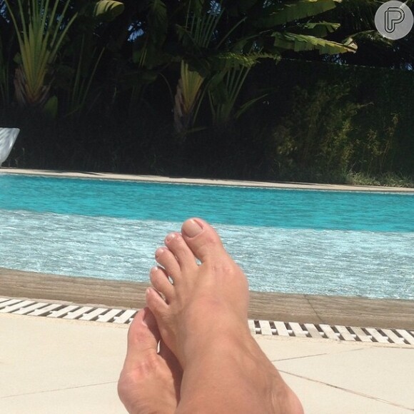 Nesta quinta-feira, 20 de novembro de 2014, Xuxa publicou em seu Instagram uma foto onde aparece com os pés livres, na beira da piscina de sua casa, no Rio: 'Sexto dia sem a botinha', festejou
