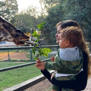 Biah Rodrigues contou que o filho, Theo, janta e ceia antes de dormir