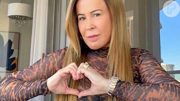 Zilu posta foto de mãos dadas com os filhos após polêmico processo contra Zezé Di Camargo: 'sempre seremos uma família selada no amor'