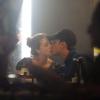 Marina Ruy Barbosa e Klebber Toledo são fotografados aos beijos em restaurante do Rio