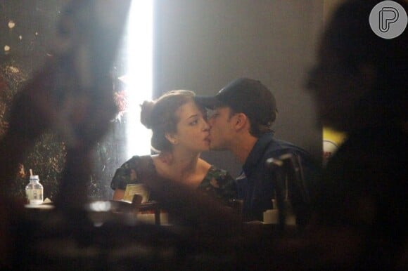 Marina Ruy Barbosa e Klebber Toledo são fotografados aos beijos em restaurante do Rio