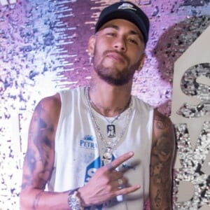 Neymar posou com seu helicóptero e agitou a web