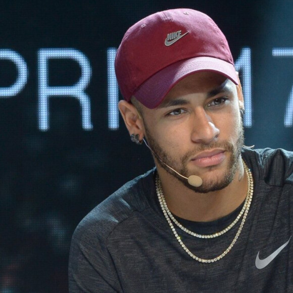 Neymar posou no jardim de sua mansão em Mangaratiba