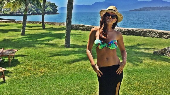 Mariana Rios exibe boa forma de biquíni em local paradisíaco: 'Vem novidade'