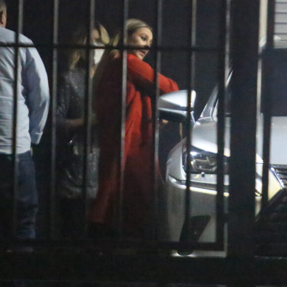 Paolla Oliveira é flagrado perto do carro de Diogo Nogueira