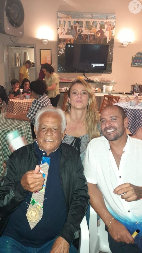 Paolla Oliveira e Diogo Nogueira posam com amigo em restaurante