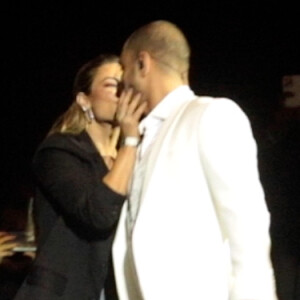 Paolla Oliveira ganha beijo de Diogo Nogueira em show do cantor no Vivo Rio