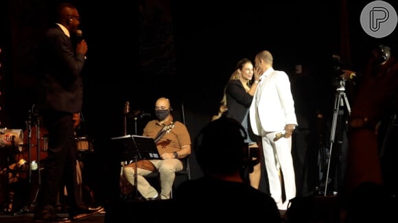 Diogo Nogueira abraça Paolla Oliveira no palco e público vibra com casal