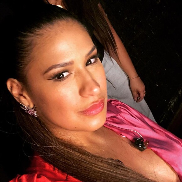 A diferença de altura de Simone para o carro impressiona