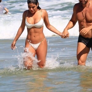 Munik Nunes surge com novo namorado em praia do Rio
