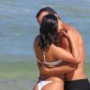 Munik Nunes beija novo namorado na praia do Rio