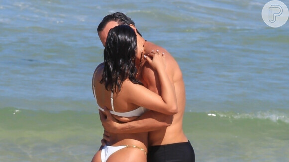 Munik Nunes beija novo namorado na praia do Rio