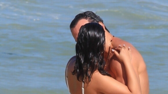 Munik Nunes é flagrada beijando o empresário Daniel Cotrim em praia do Rio. Fotos!