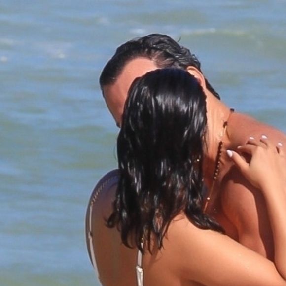 Munik Nunes beija novo namorado na praia do Rio